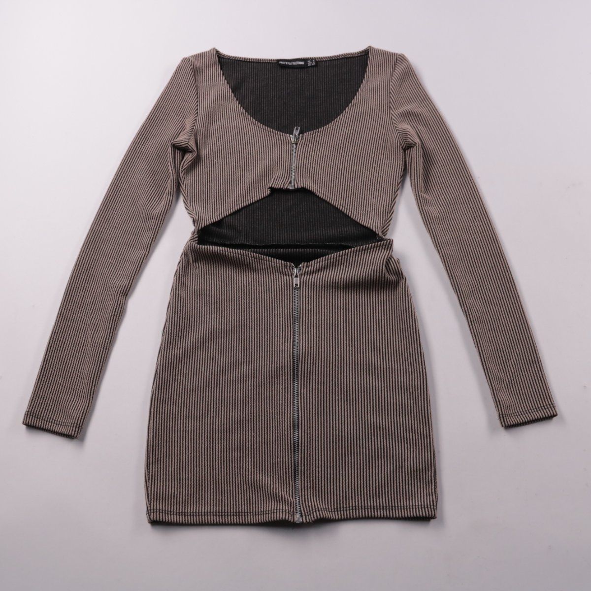 платье PrettyLittleThing